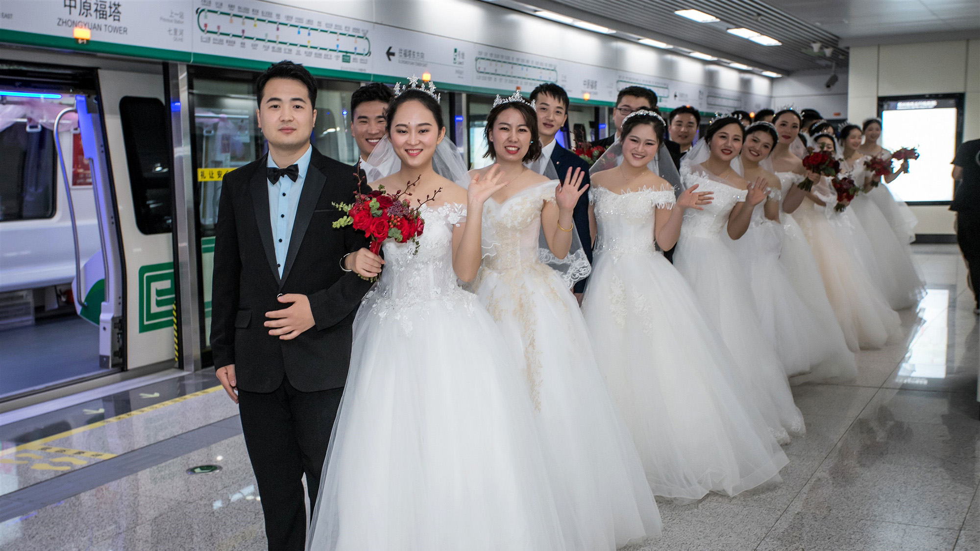 郑州地铁5号线开通仪式暨“缘起地铁·情定终身”集体婚礼活动举行，来自郑州地铁集团、5号线参建单位共20对新人参加。