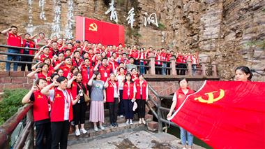 集团82名*员赴红旗渠开展红色教育活动，图在青年洞前重温入*誓言